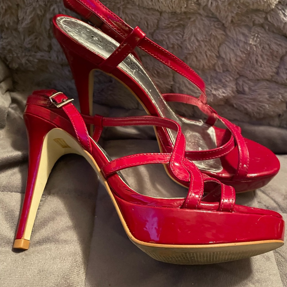 Like new.  Gianni Bini red heels size 8.